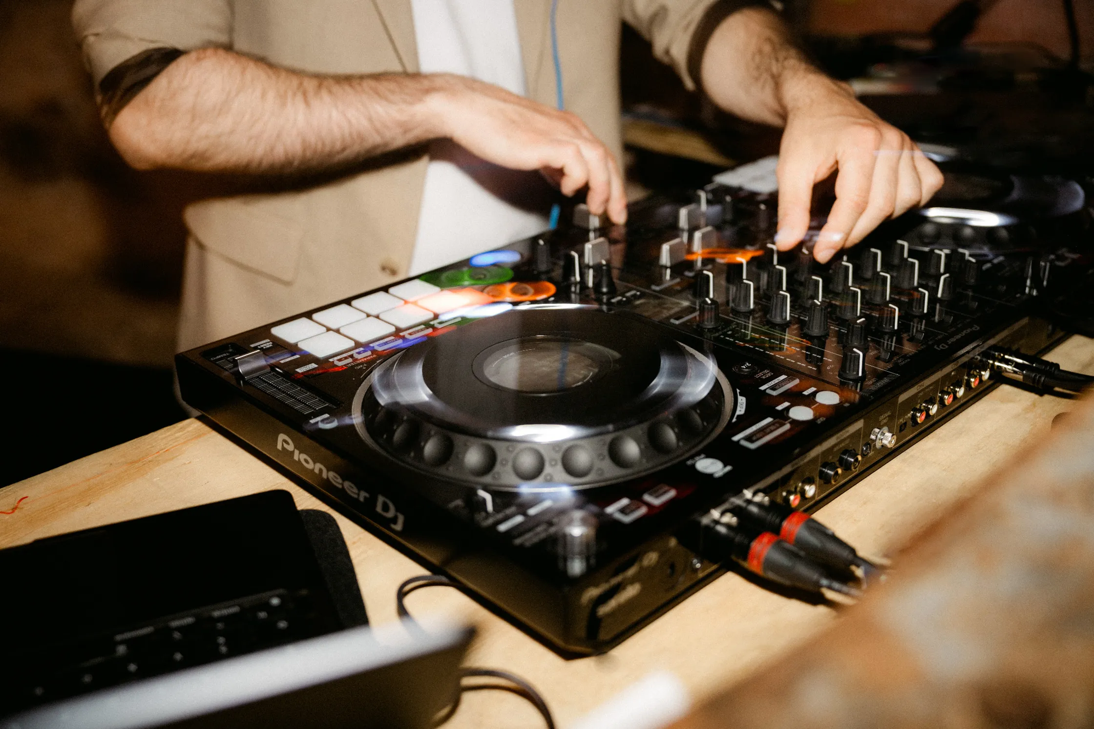 DJ legt auf einer Hochzeitsfeier in Düsseldorf auf, während Gäste fröhlich tanzen und feiern.